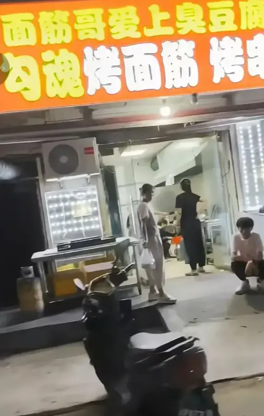 《安平勾魂面筋哥丈母娘事件》1080P高清完整版 - 街头名场面+拆台丈母娘剧情超刺激！【独家揭秘】安平勾魂面筋哥丈母娘事件无删减后续+观看地址速来！