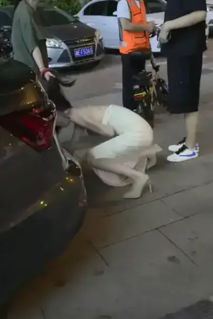 惊悚来袭！《白衣女子被抓头发跳河》，小三被扯发拖行跳河瞬间，血腥内幕令人胆寒，免费观看无广告！