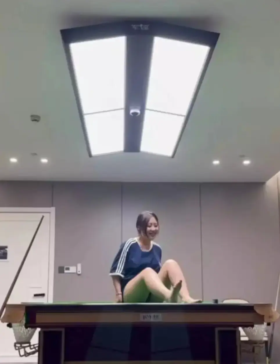 《江苏东台名爵台球厅事件》揭秘：江苏东台名爵台球厅助教风波，隐秘视频流出，免费在线观看！