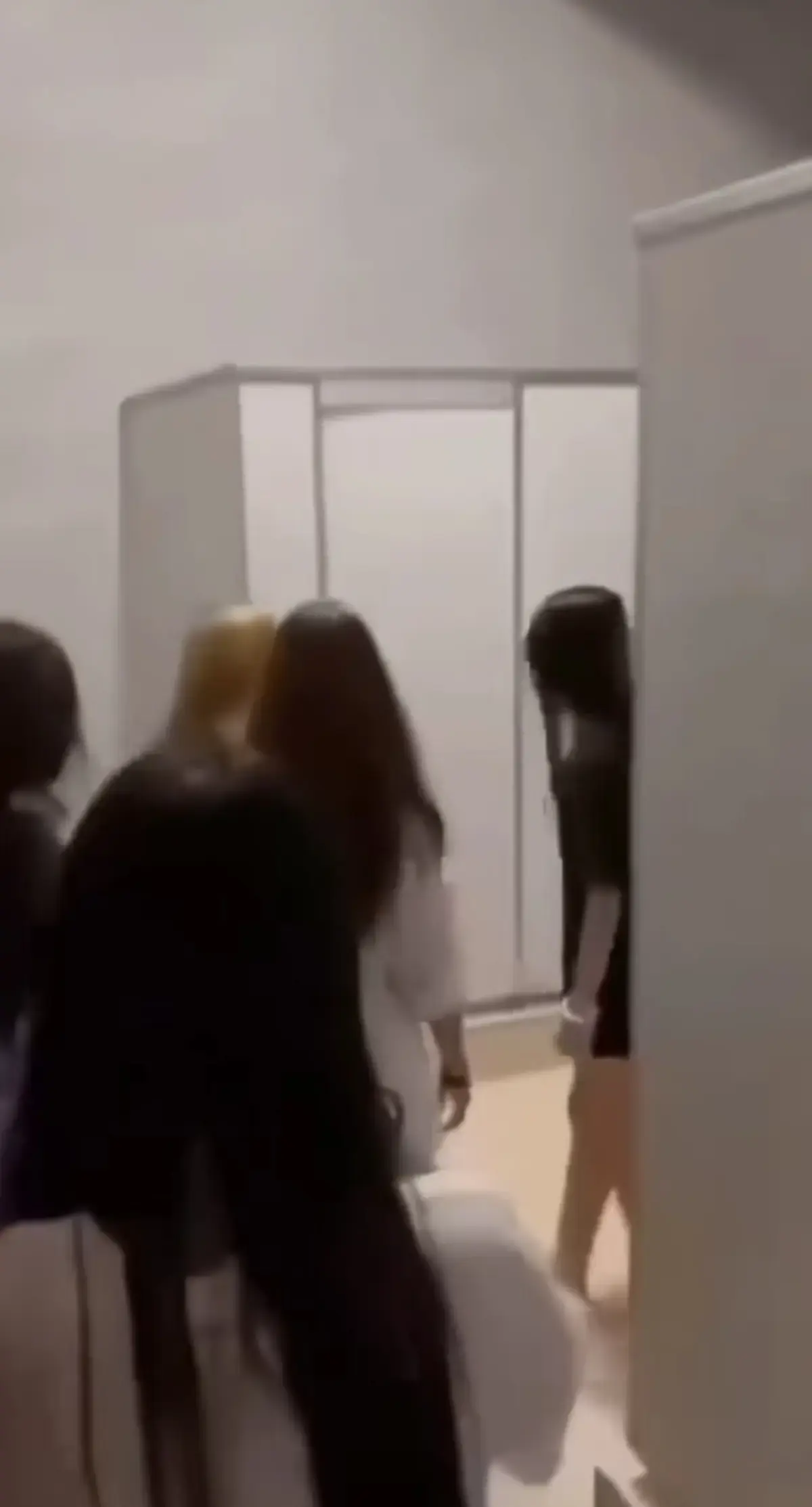 免费在线观看《厕所保卫战》女生原视频，HD高清画质流畅不卡顿-百度/夸克/迅雷网盘获取全片资源