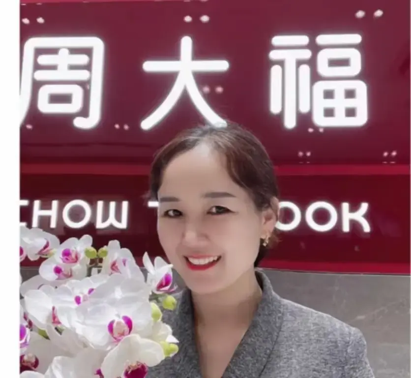 《周大福金店一拖三事件》，射阳门店惊现一拖三场景-附高清完整版视频，持续有效免费获取