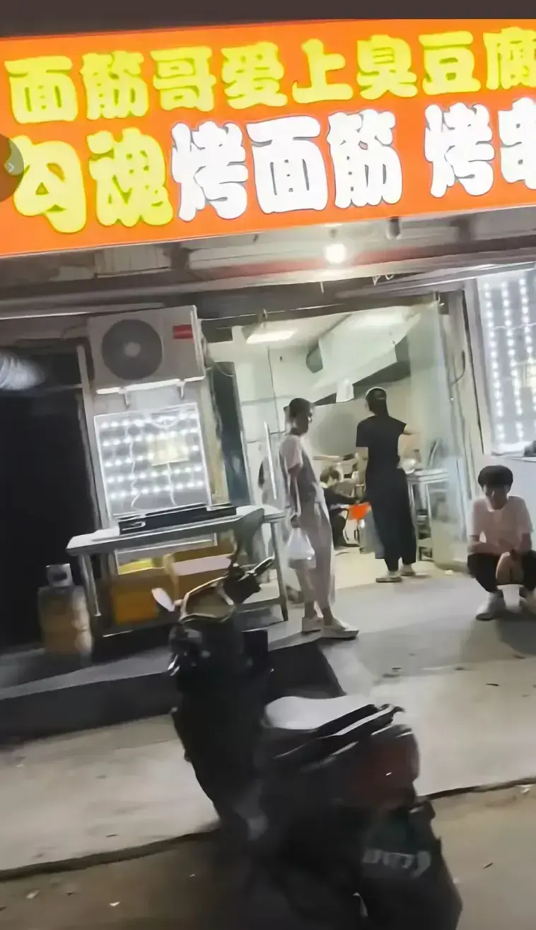 免费看《安平面筋哥家庭风波真实事件》原视频，1080P高清画质，全面了解安平面筋哥家庭风波中夫妻矛盾与母女关系！