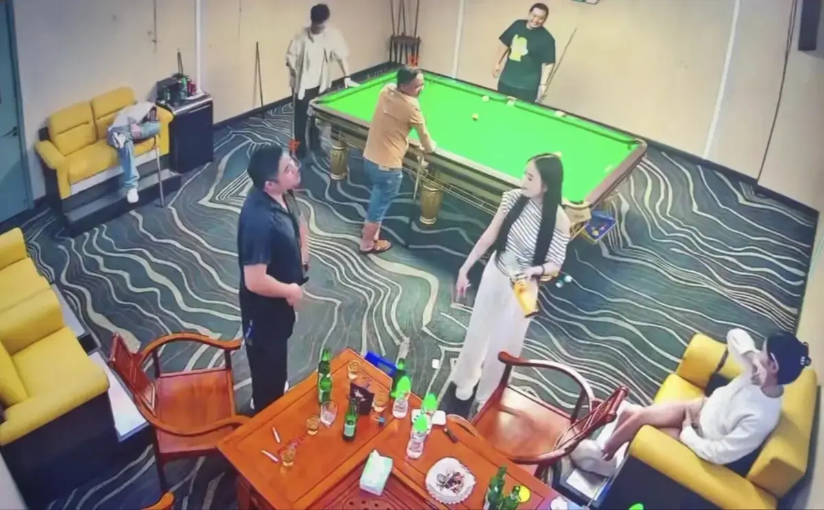 免费看《海口台球厅2V5》男女对战现场监控视频，1080P高清画质，流畅无广告，再品海口台球厅2V5魅力！