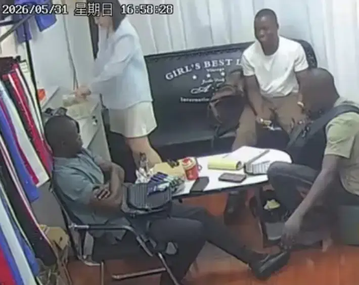 美女老板娘的服装店监控，2026热门资源《三个黑人买衣服》无广告在线观看，感受高清HD画质！